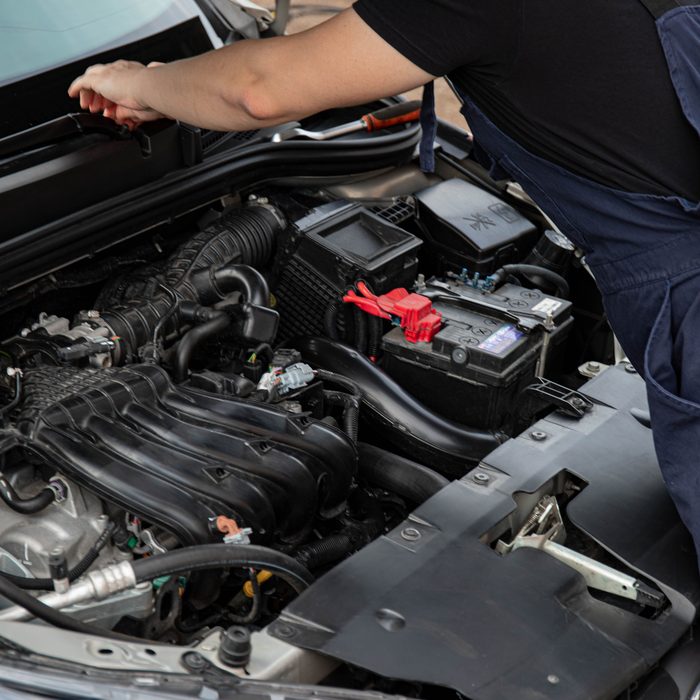 Technicien EVERY BATTERY effectuant le changement d'une batterie voiture à domicile